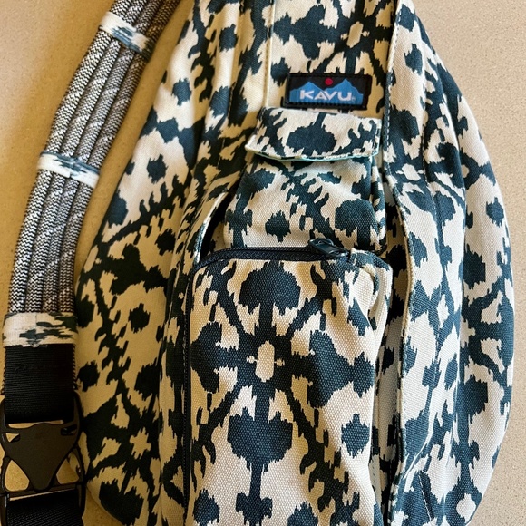 KAVU Navy/Cream Shoulder Bag - Picture 2 of 8